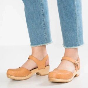 Like new! Swedish Hasbeens low covered clogs
